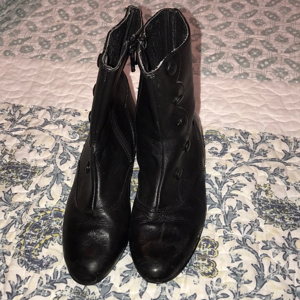 Antique girls boots. Size 11/12 Color black